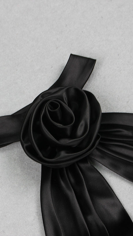 ABITO A TRAPEZIO CON FIORI E SCOLLO A V NERO