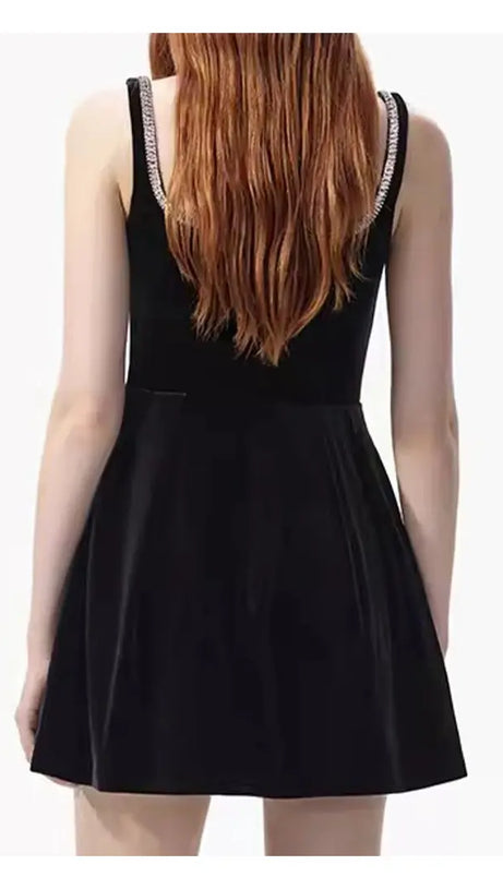 PAULA MINIKLEID MIT STRASSBESATZ UND SCHWARZEN TRÄGERN