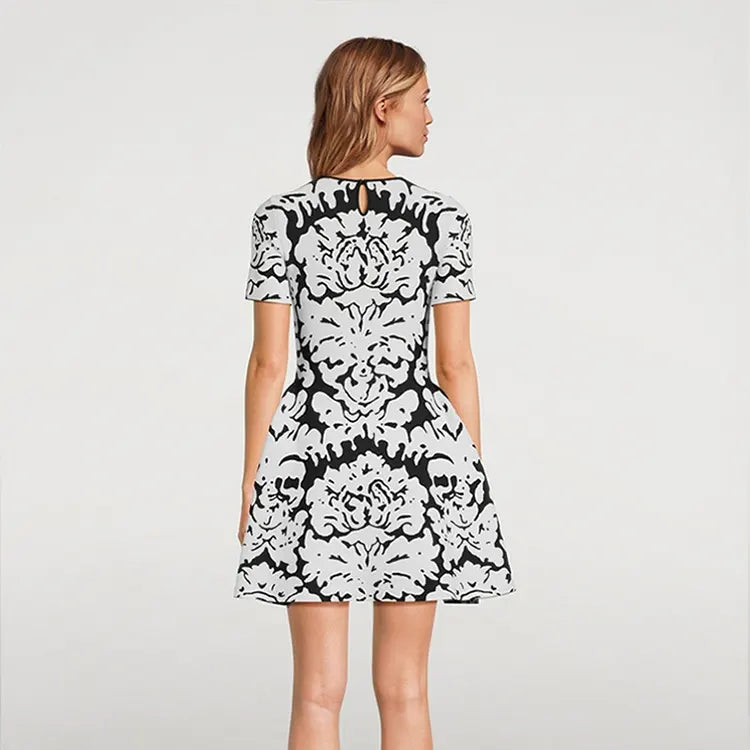 MINIKLEID AUS STRETCH-STRICK MIT BLUMENMUSTER