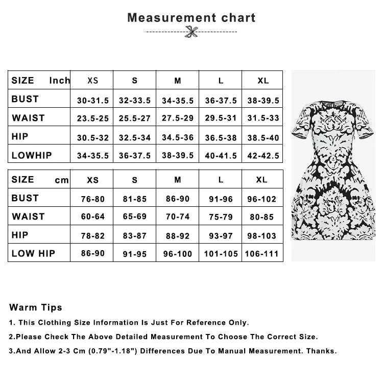 MINIKLEID AUS STRETCH-STRICK MIT BLUMENMUSTER