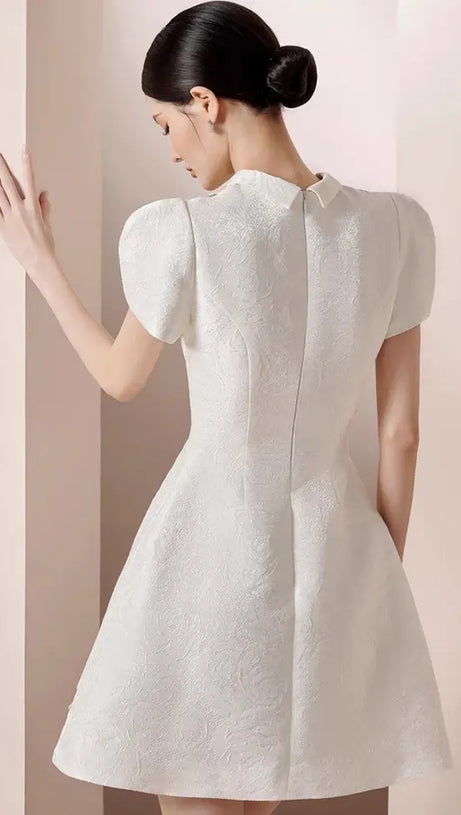 EARTHA WEISSES, GESCHWOLLENES MINIKLEID AUS BROKAT