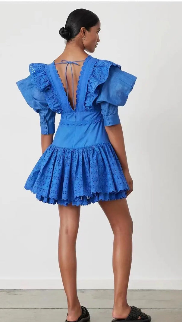 BLAUES MINIKLEID MIT V-AUSSCHNITT UND BESTICKTEN RÜSCHEN