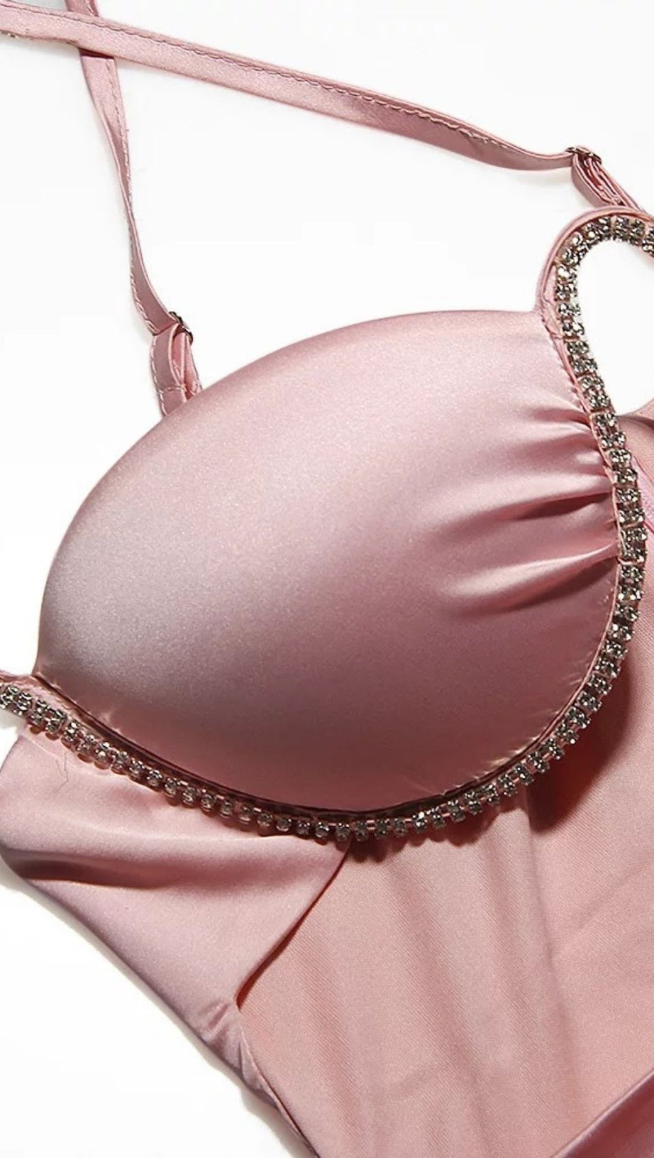 Hochelastisches Kleid mit Diamantketten-Schlinge. 