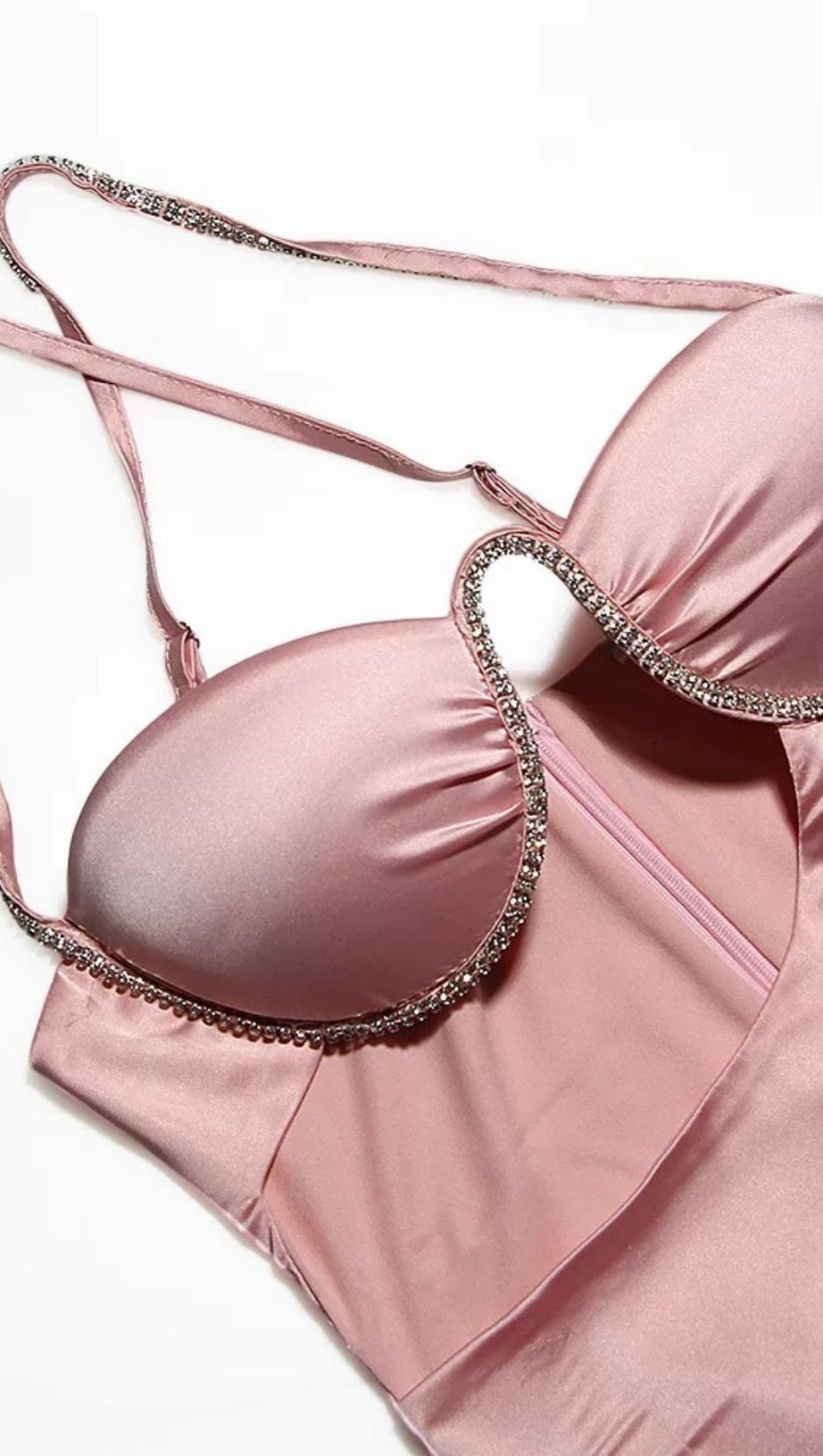 Hochelastisches Kleid mit Diamantketten-Schlinge. 