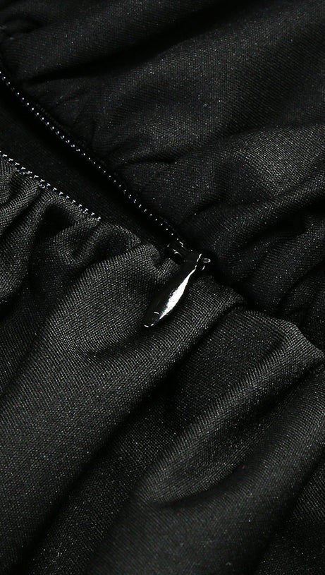 Neckholder-Ballkleid mit Perlen