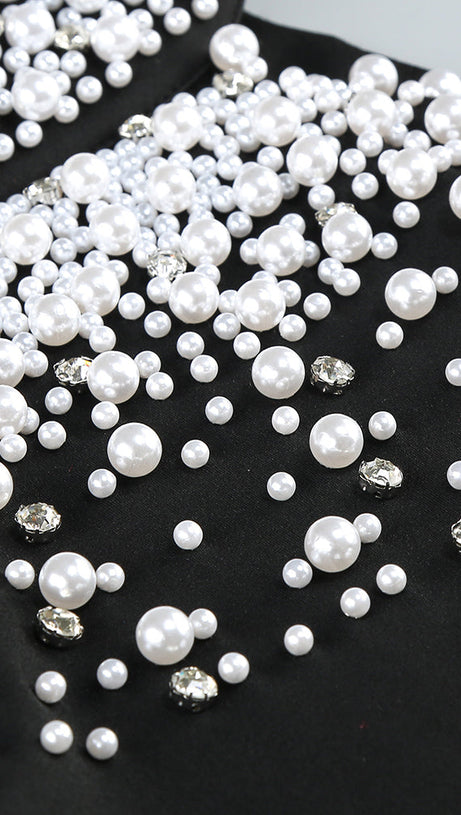 Neckholder-Ballkleid mit Perlen