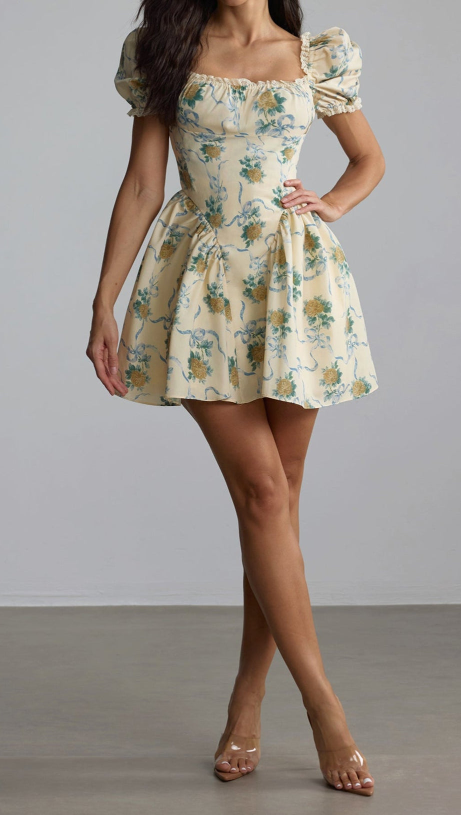 Beverly – Gelbes Minikleid mit eckigem Ausschnitt und Blumenmuster