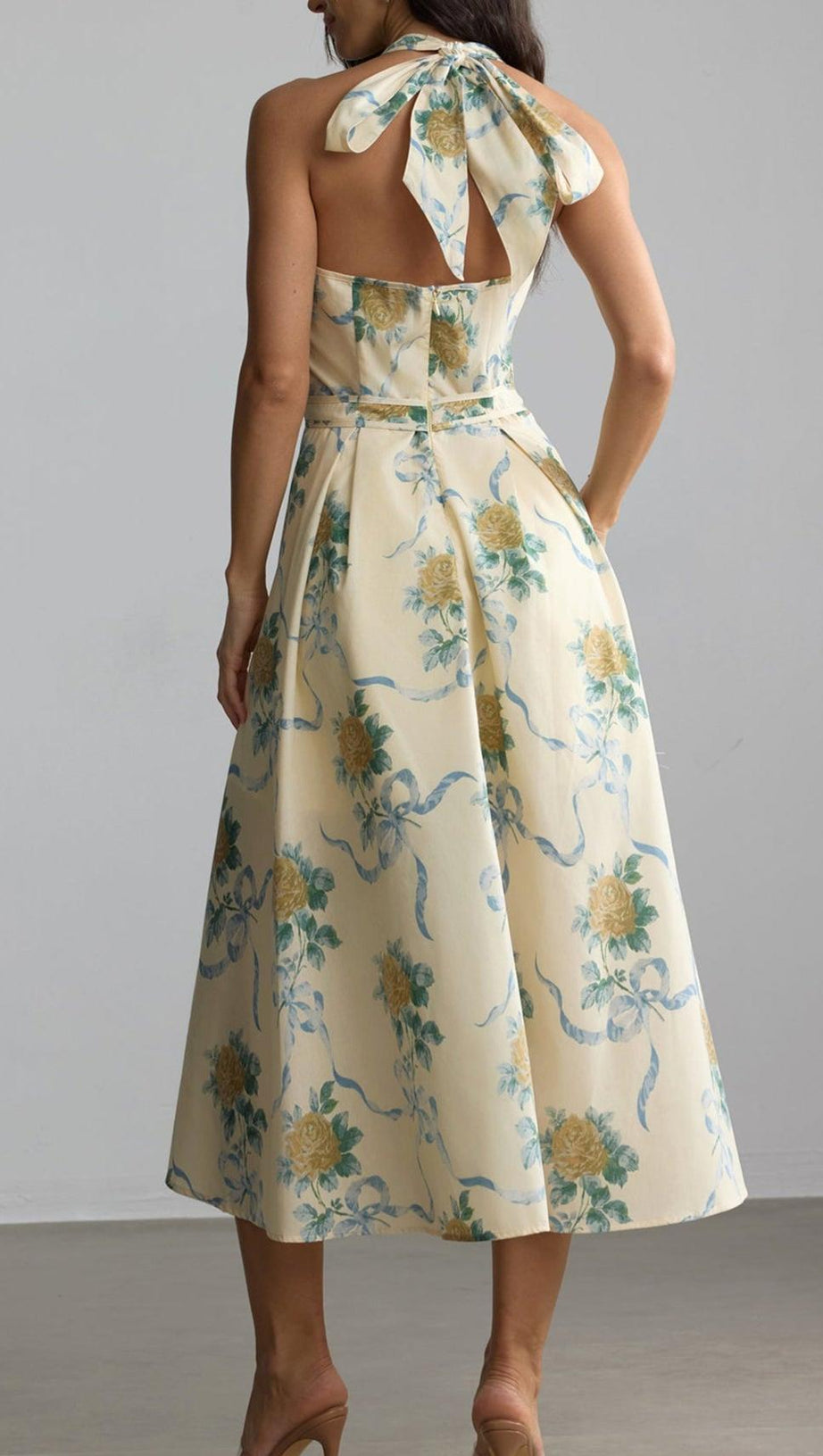 Deirdre – Gelbes Midikleid mit tiefem V-Ausschnitt und Blumenmuster