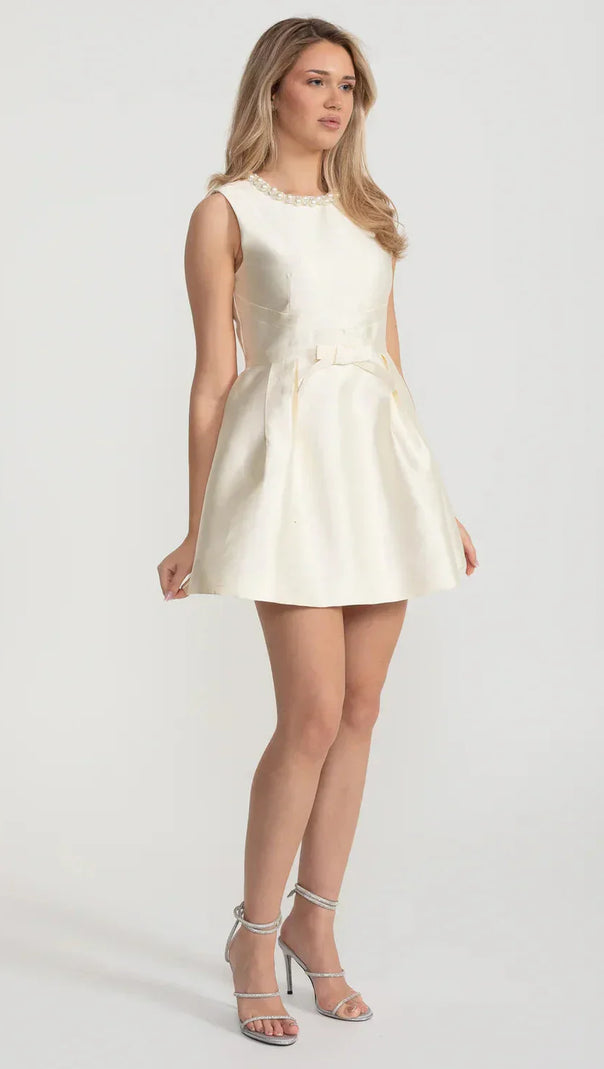 Elegant Fitted Dress With Pearl-Embellished Round Neckline And Bow Waistline Accent - Ivoire