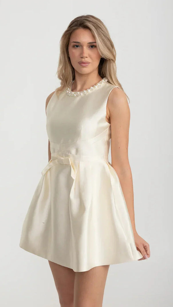 Elegant Fitted Dress With Pearl-Embellished Round Neckline And Bow Waistline Accent - Ivoire