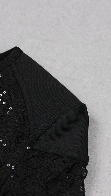 SCHWARZER JUMPSUIT MIT FEDERN UND PAILLETTEN 