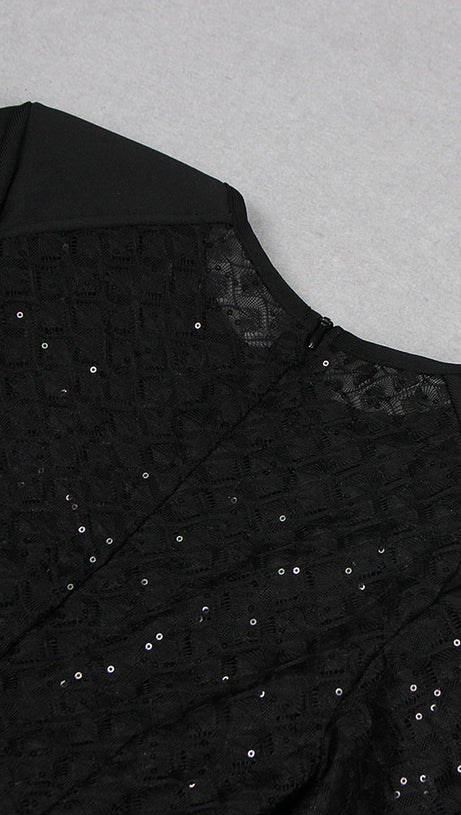 SCHWARZER JUMPSUIT MIT FEDERN UND PAILLETTEN 