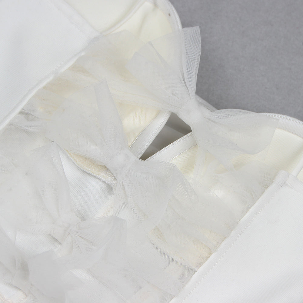 Weißes Bandage-Maxikleid mit Handschuhen 