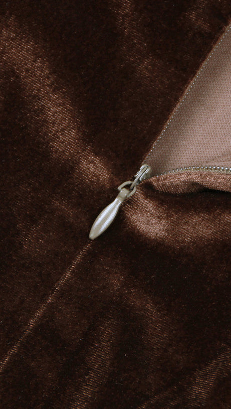 TRÄGERLOSES MIDI-SAMTKLEID MIT BUSTIER UND FEDERSAUM IN BRAUN 