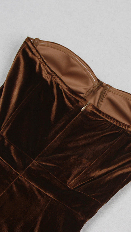 TRÄGERLOSES MIDI-SAMTKLEID MIT BUSTIER UND FEDERSAUM IN BRAUN 