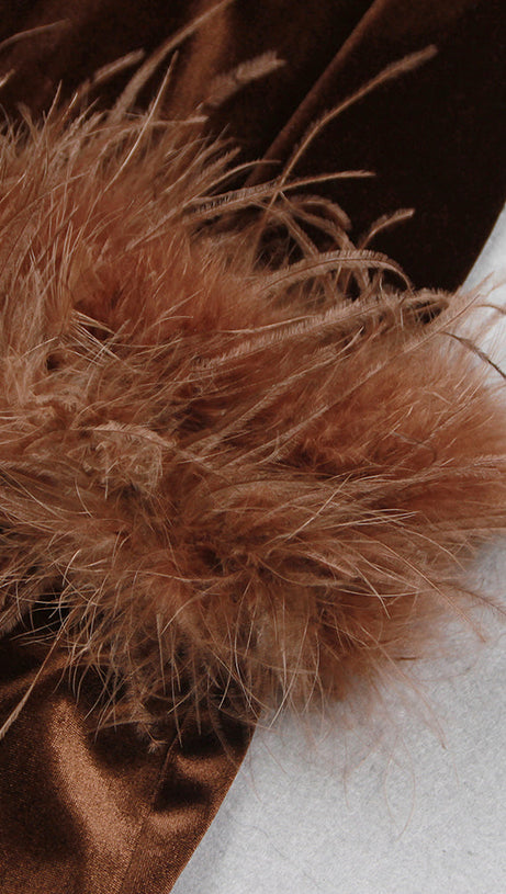 TRÄGERLOSES MIDI-SAMTKLEID MIT BUSTIER UND FEDERSAUM IN BRAUN 