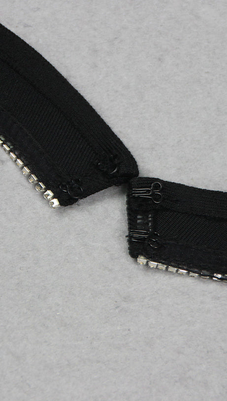 MINI ABITO CON SCOLLO A V E PIUME SINTETICHE 