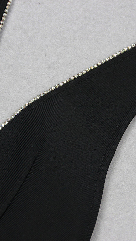 MINI ABITO CON SCOLLO A V E PIUME SINTETICHE 