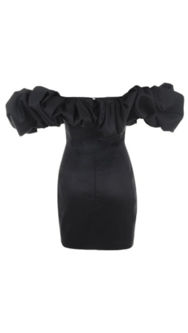 TRÄGERLOSES KLEID AUS SATIN MIT RÜSCHEN 