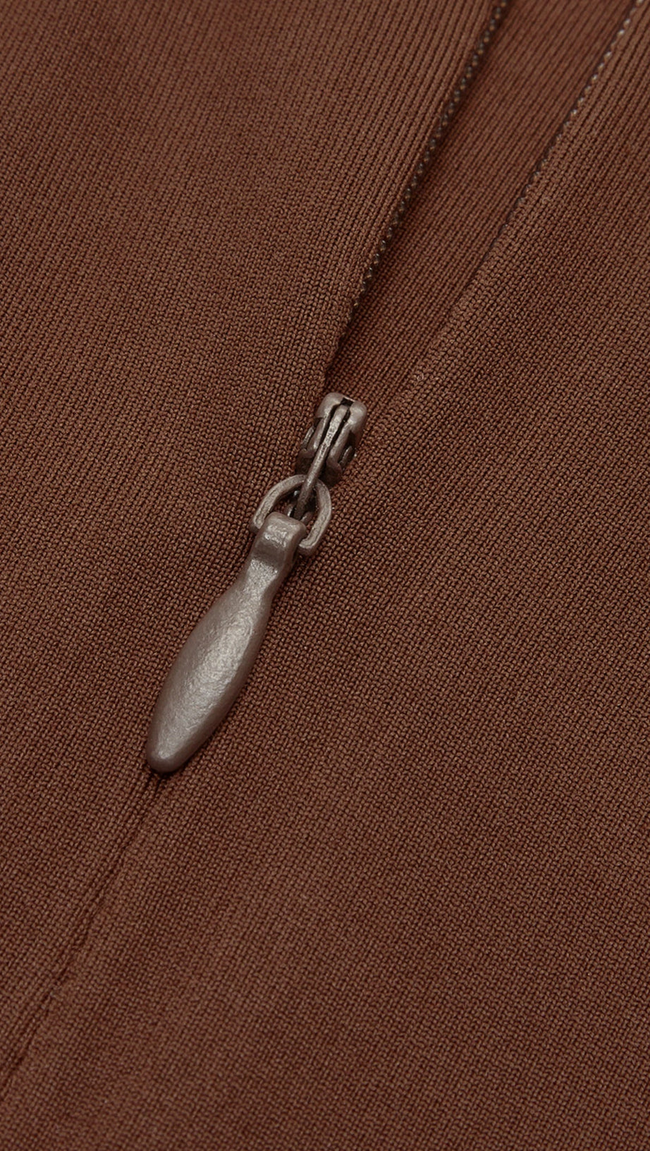 Ilya – Asymmetrisches Maxikleid aus Satin mit Cut-outs in Braun