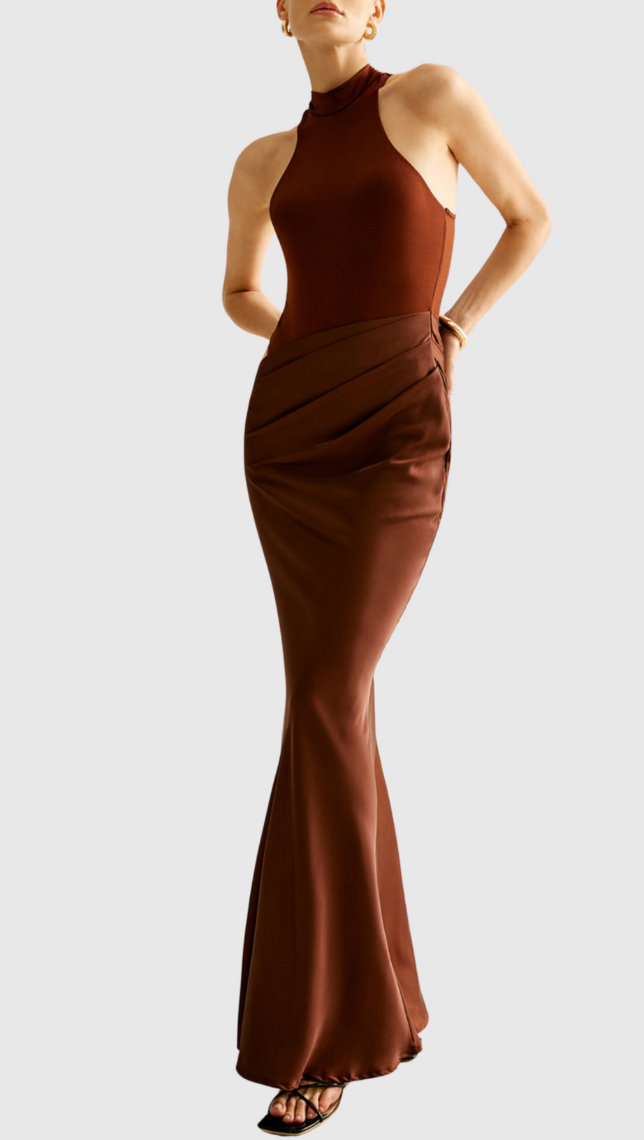Ilya – Asymmetrisches Maxikleid aus Satin mit Cut-outs in Braun
