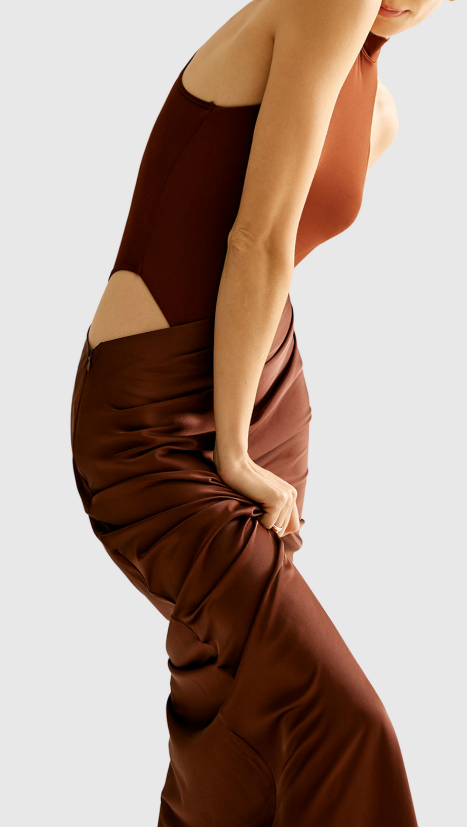 Ilya – Asymmetrisches Maxikleid aus Satin mit Cut-outs in Braun