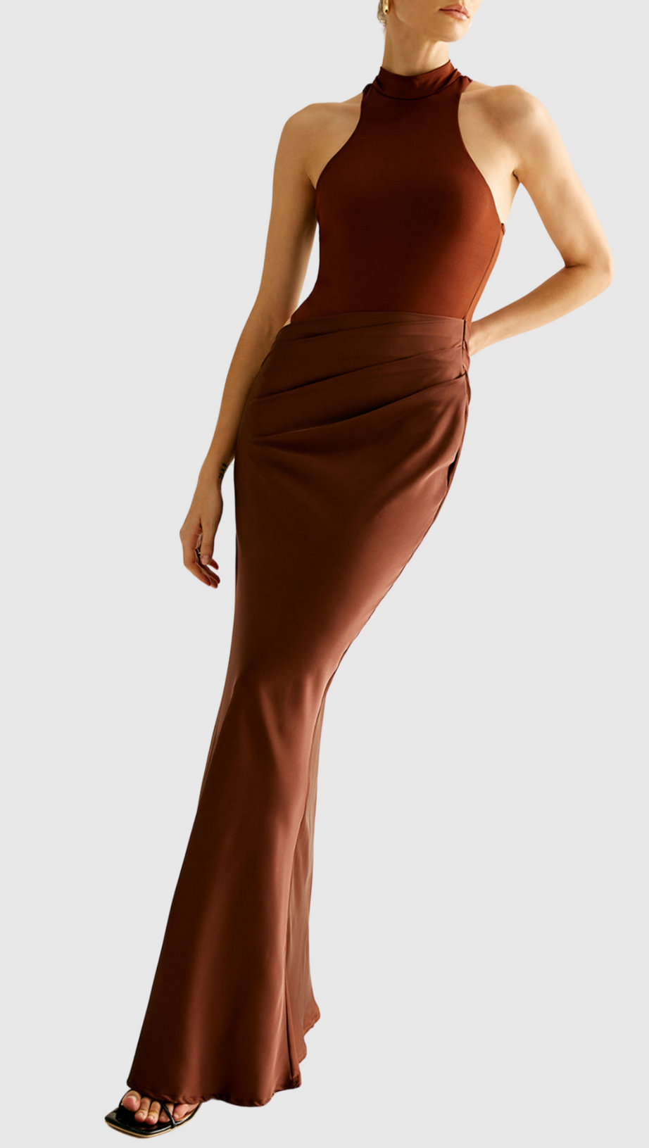 Ilya – Asymmetrisches Maxikleid aus Satin mit Cut-outs in Braun