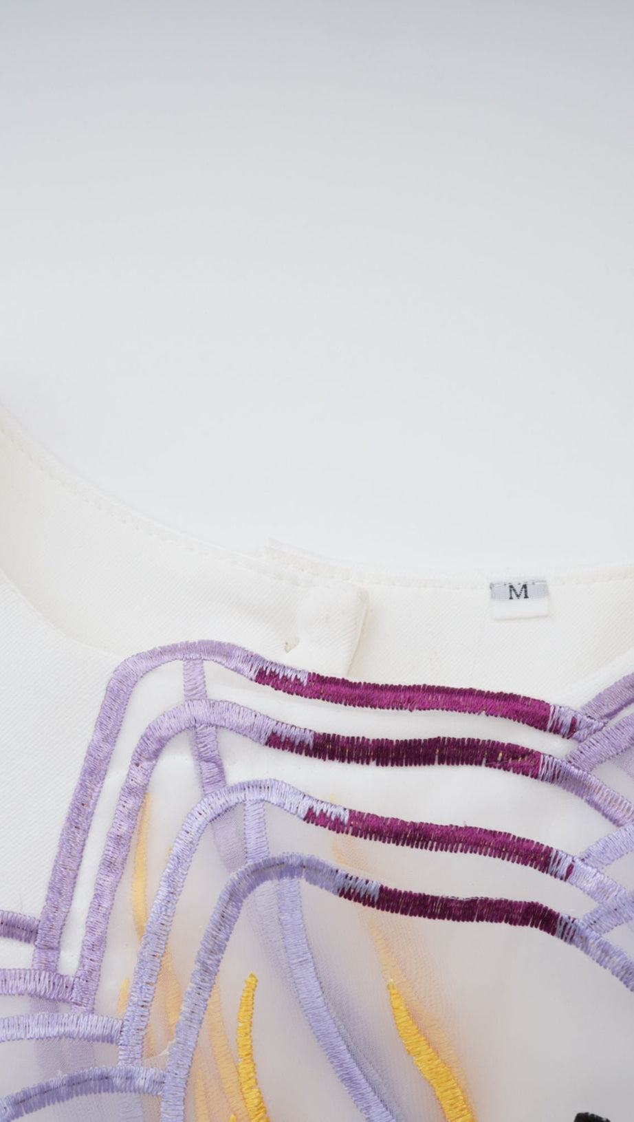 Completo coordinato con abito midi ricamato a fiori bianchi