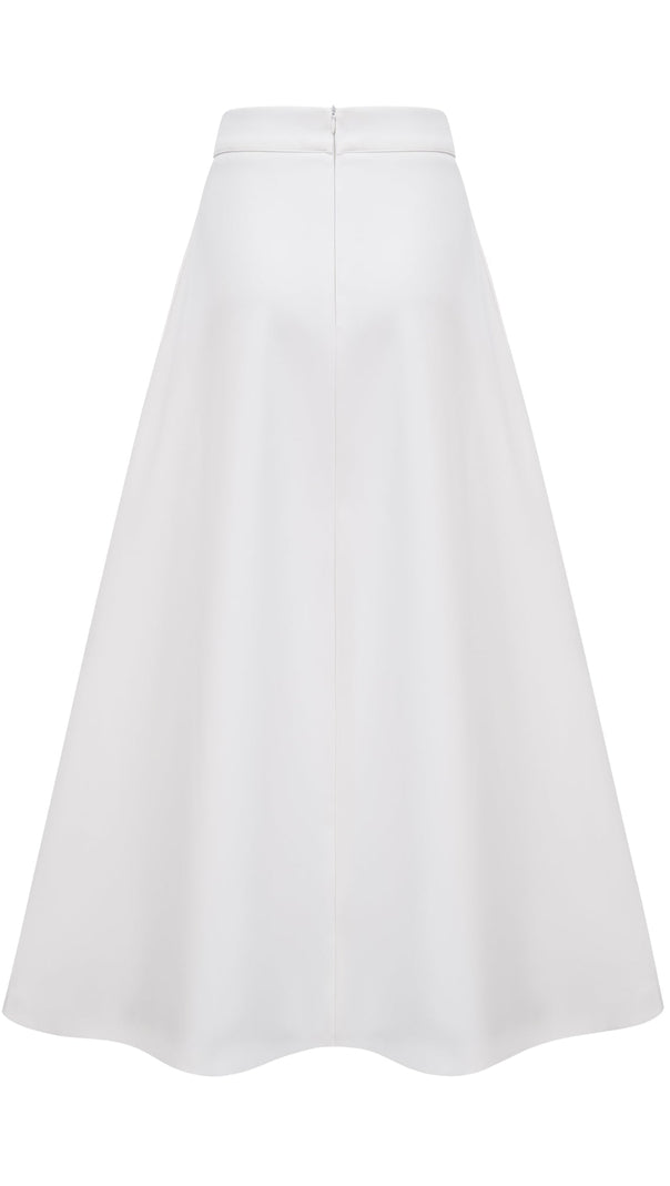 Passendes Set aus weißem Midikleid mit Blumenstickerei