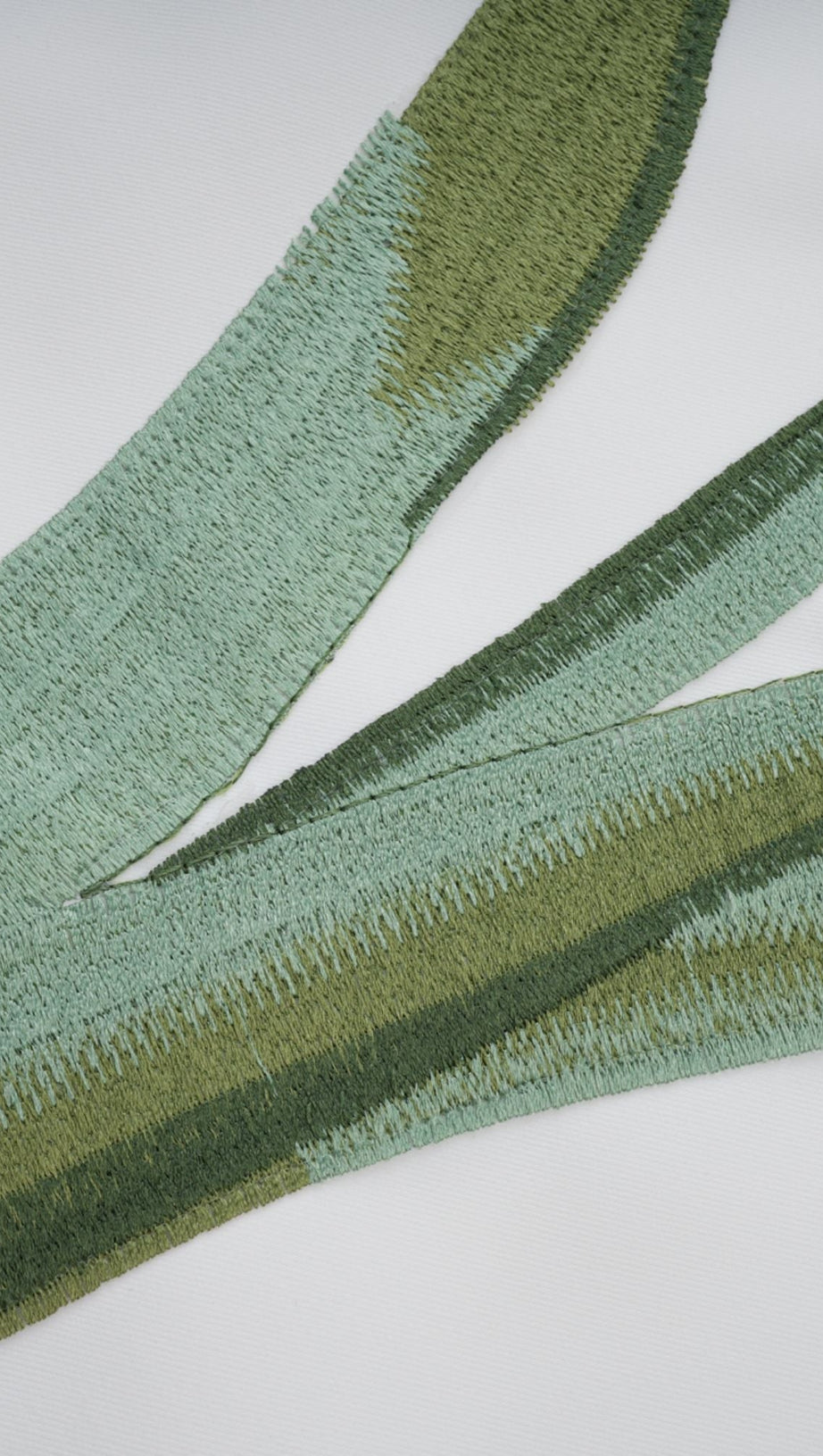 Completo coordinato con abito midi ricamato a fiori bianchi