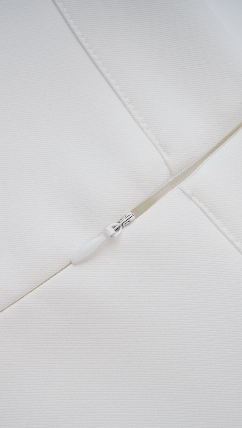 Completo coordinato con abito midi ricamato a fiori bianchi