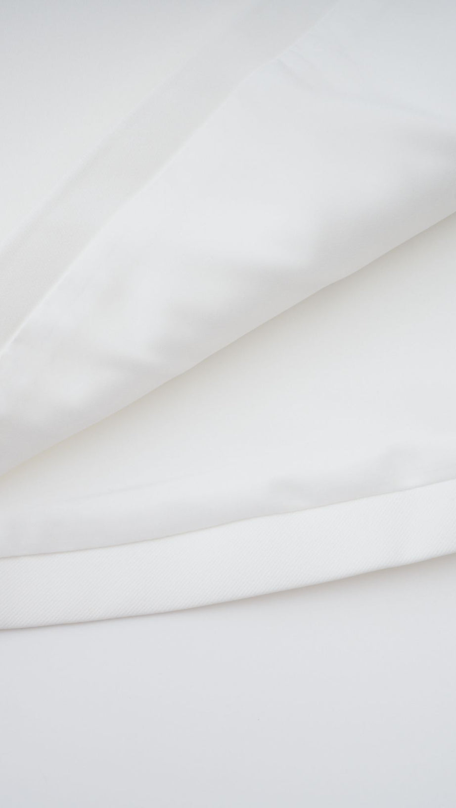 Completo coordinato con abito midi ricamato a fiori bianchi