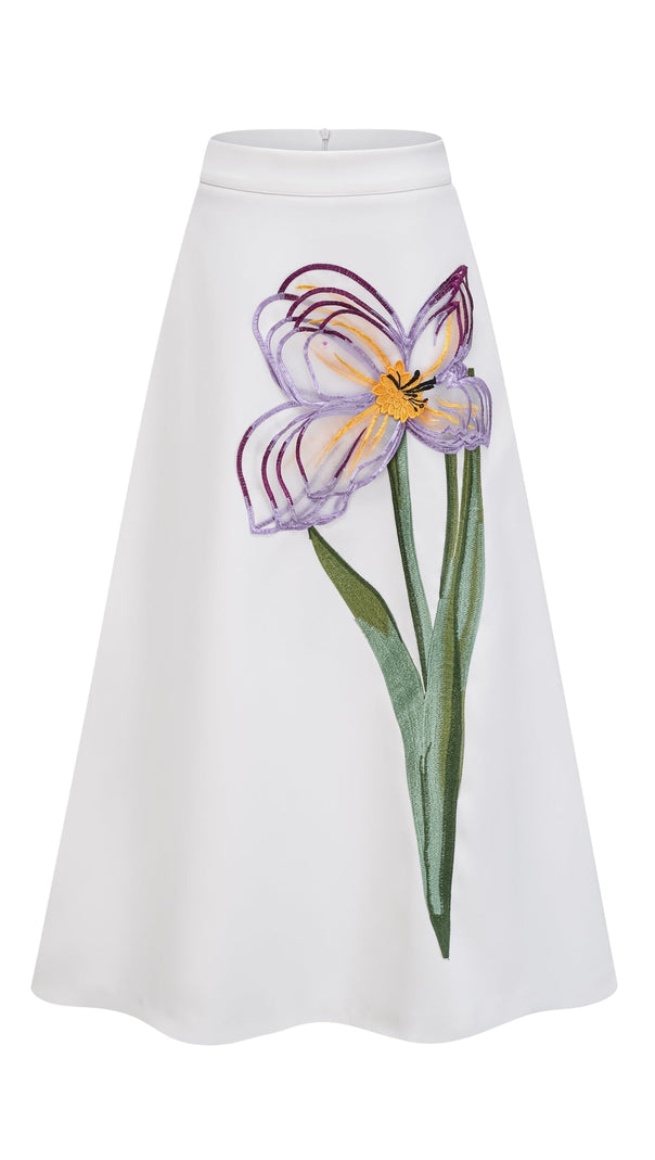 Passendes Set aus weißem Midikleid mit Blumenstickerei