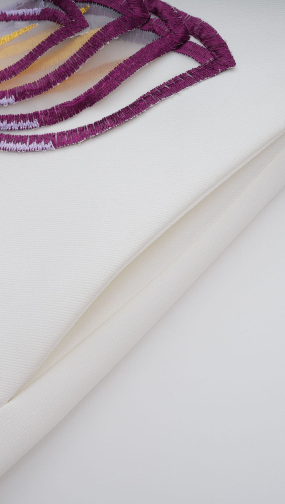 Completo coordinato con abito midi ricamato a fiori bianchi