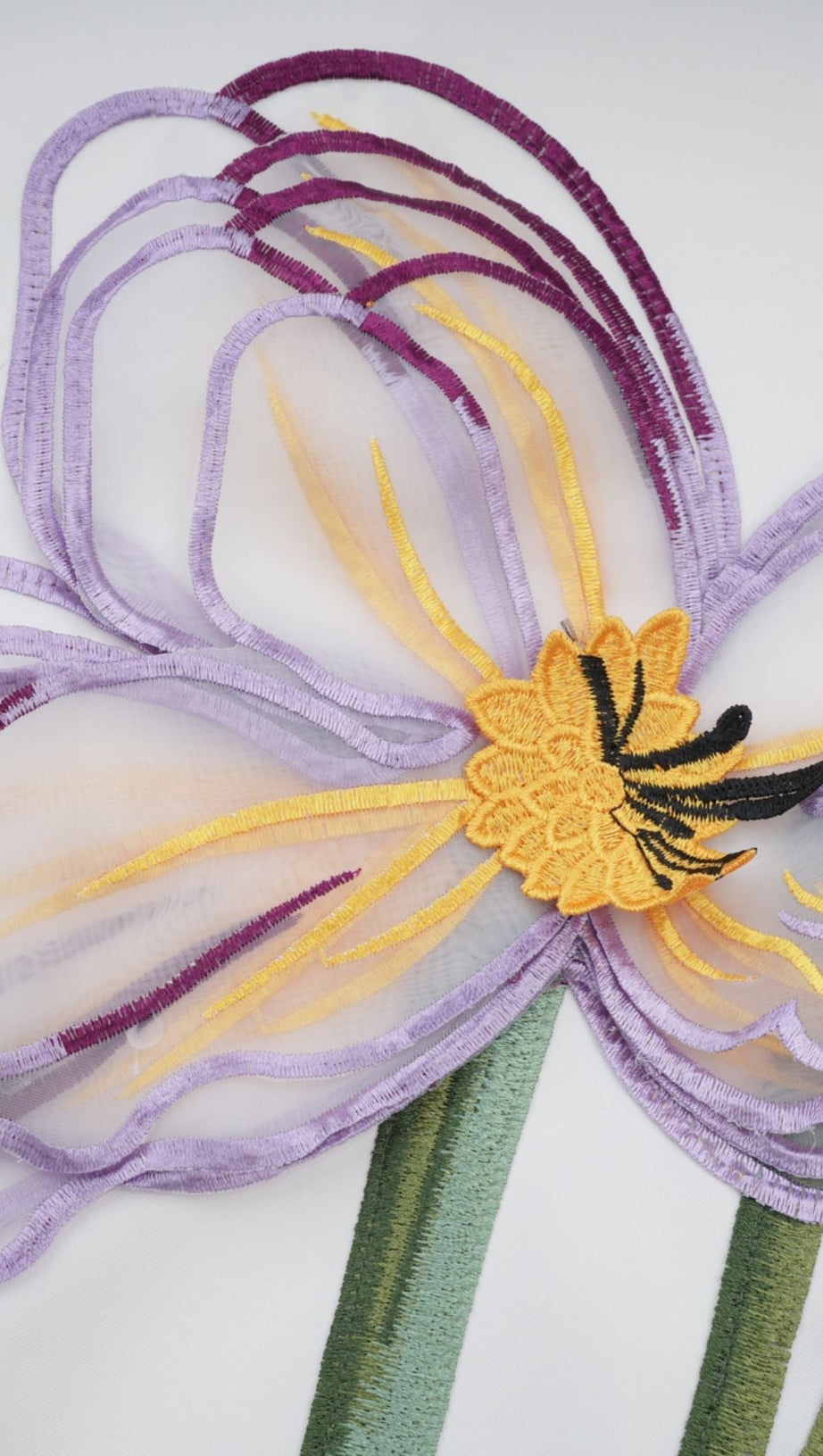 Completo coordinato con abito midi ricamato a fiori bianchi