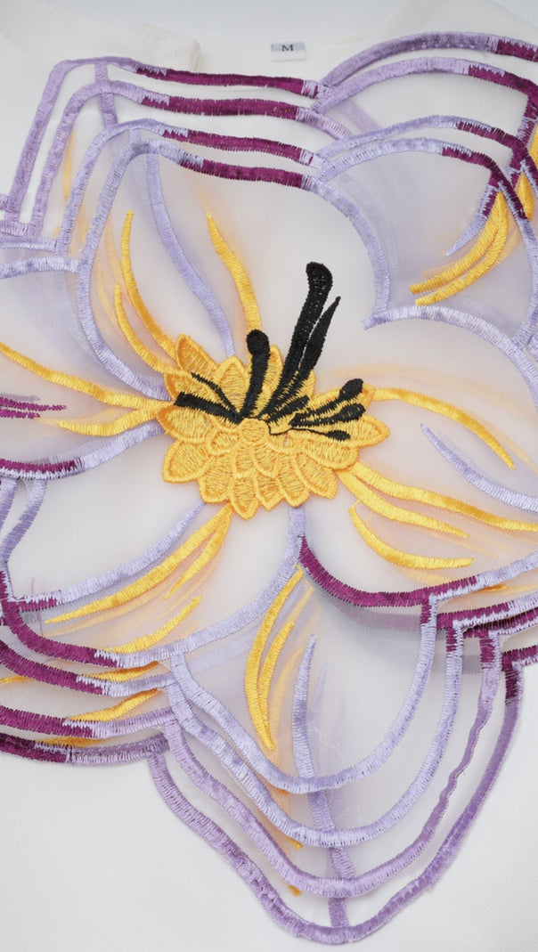 Passendes Set aus weißem Midikleid mit Blumenstickerei