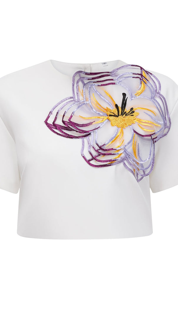 Passendes Set aus weißem Midikleid mit Blumenstickerei