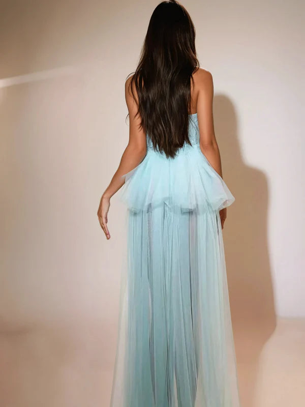 Kalene – Trägerloses Tüllkleid mit Rüschen in Blau