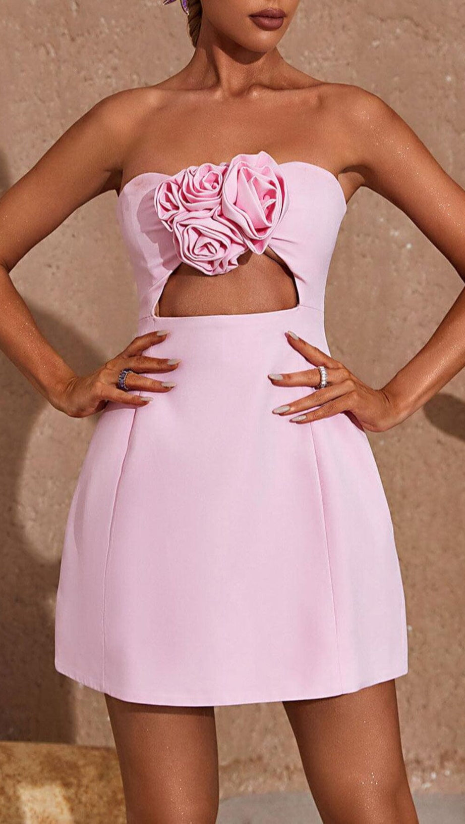 TRÄGERLOSES MINIKLEID MIT CUTOUTS