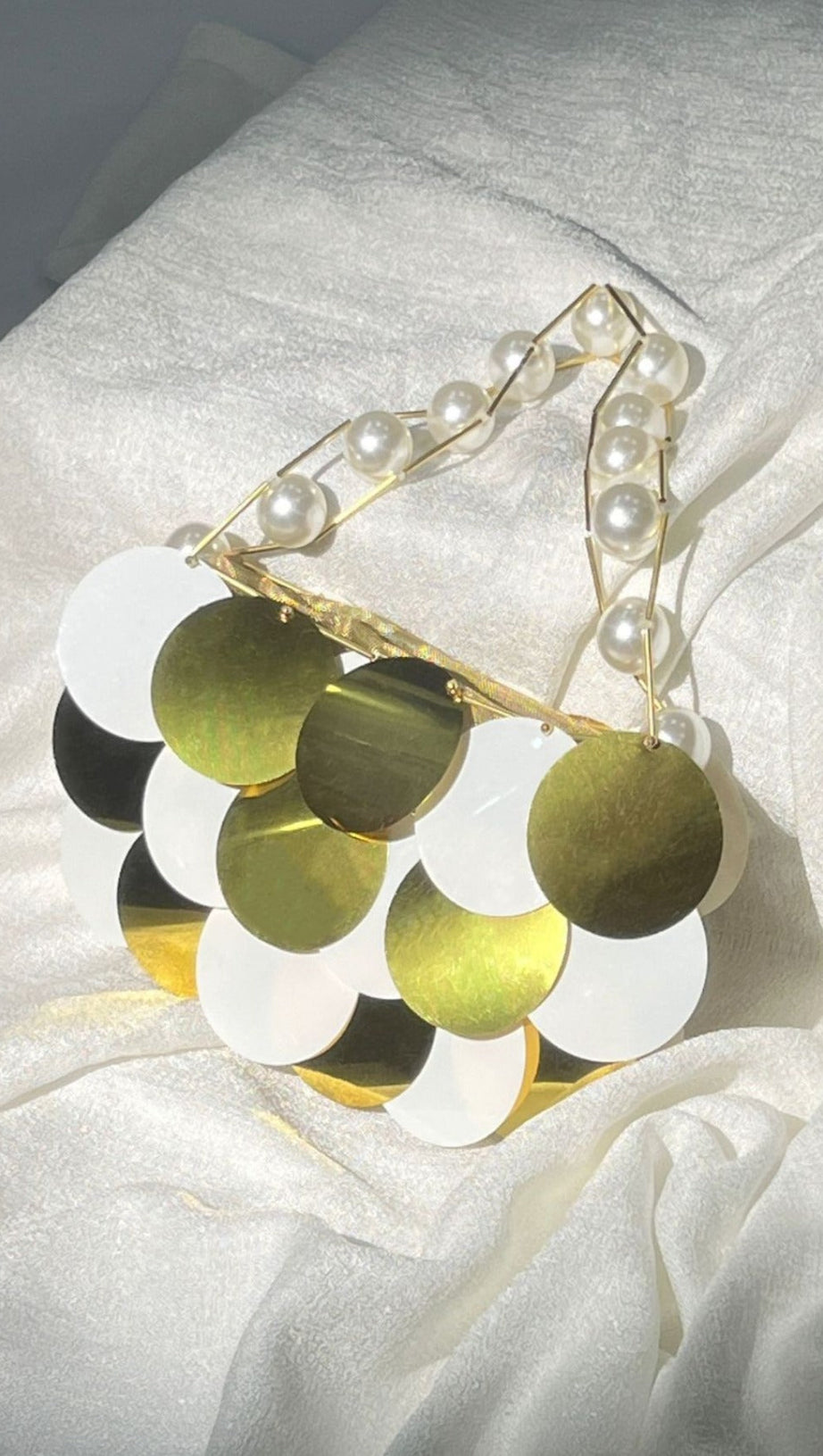CIRCLE EMBELLISHED PEARL CHAIN CLUTCH
