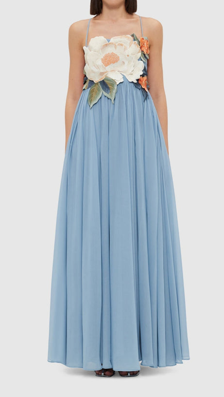 Joanne – Maxikleid mit Blumenapplikation in Puderblau