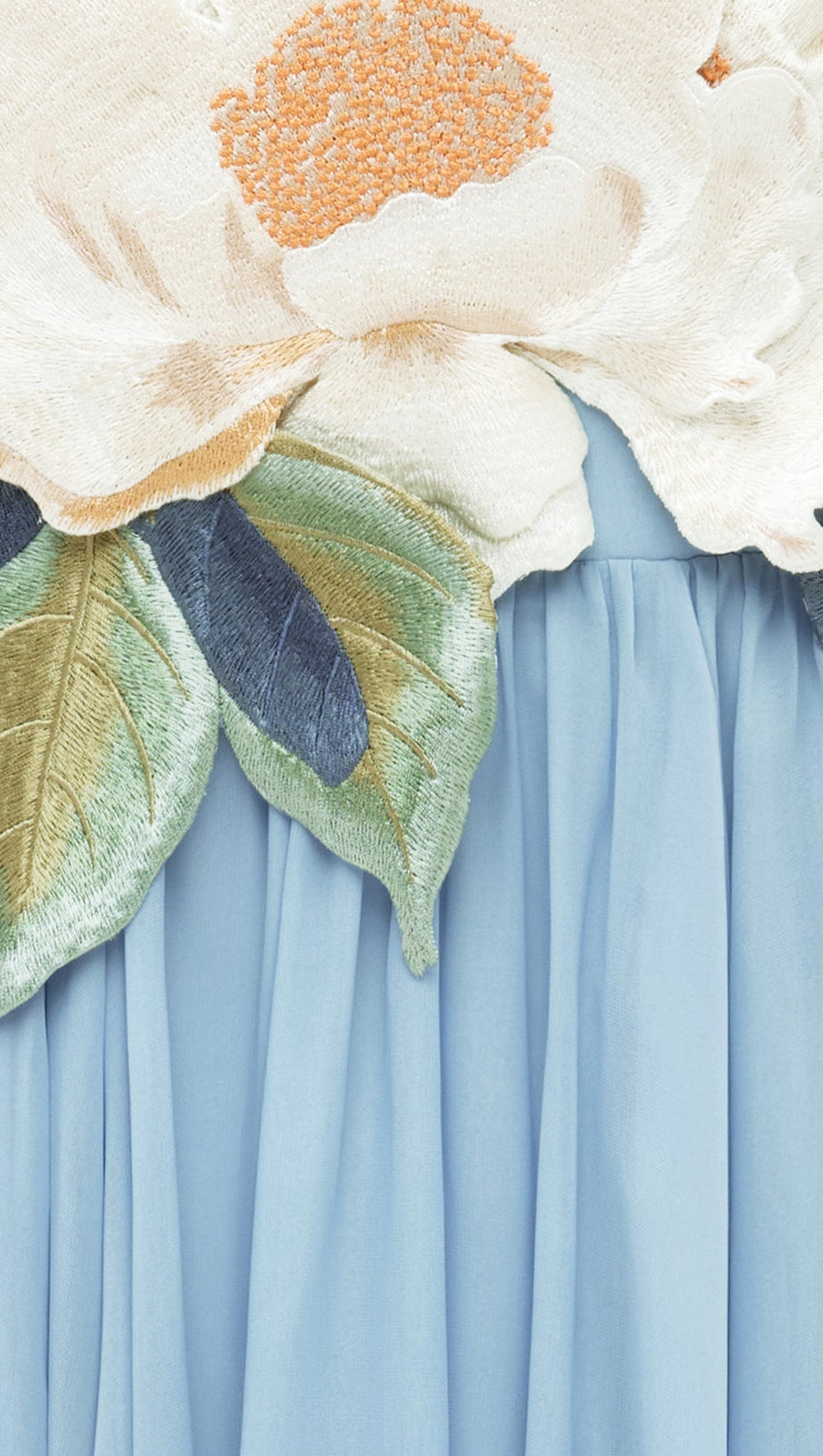 Joanne – Maxikleid mit Blumenapplikation in Puderblau