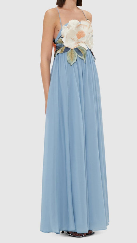 Joanne – Maxikleid mit Blumenapplikation in Puderblau