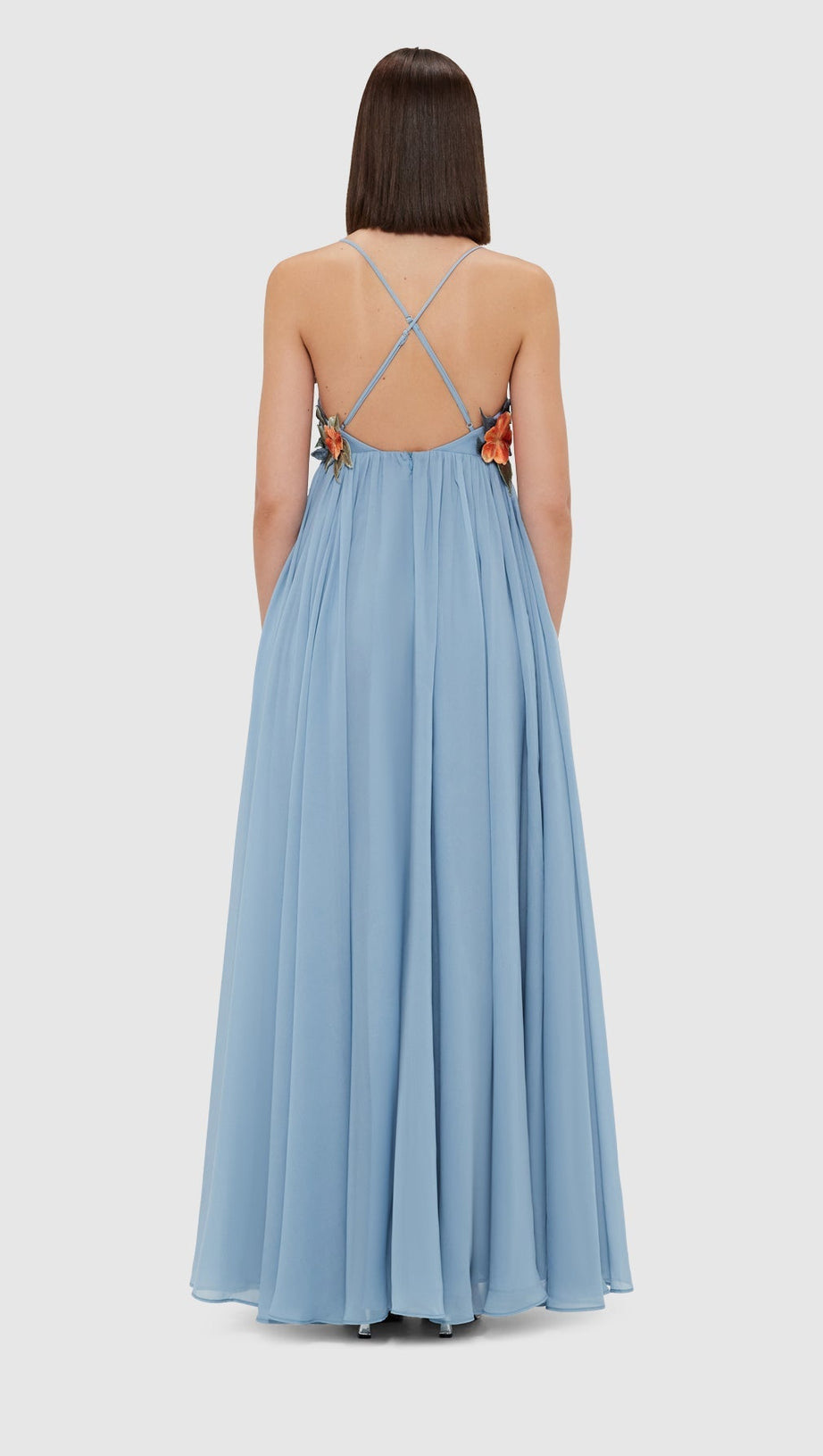 Joanne – Maxikleid mit Blumenapplikation in Puderblau