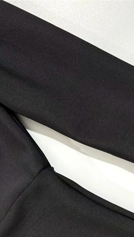 Langärmliges Maxikleid mit Kristallausschnitt in Schwarz