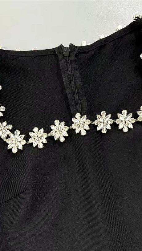 Langärmliges Maxikleid mit Kristallausschnitt in Schwarz