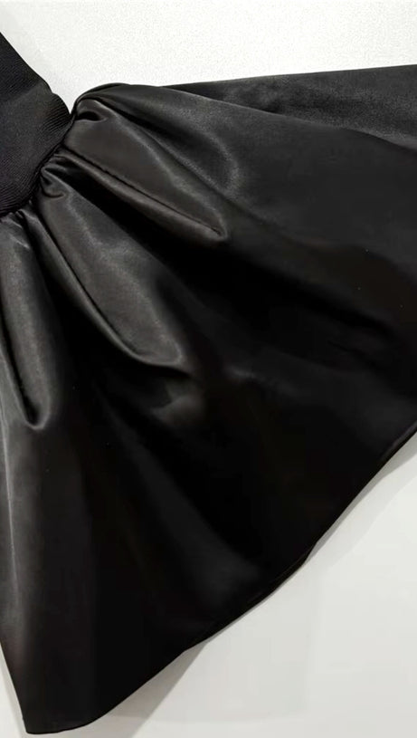 Langärmliges Maxikleid mit Kristallausschnitt in Schwarz