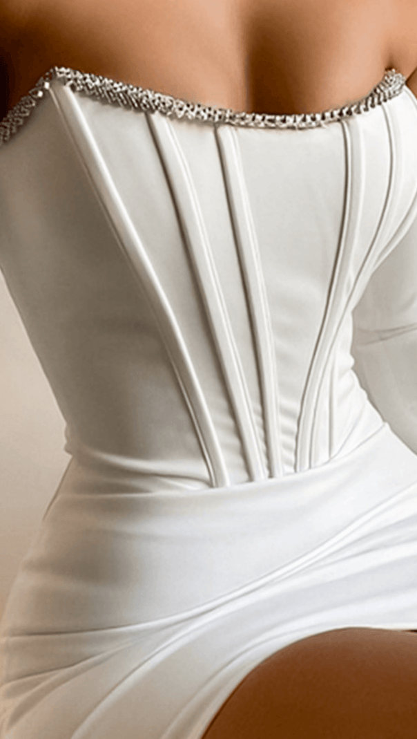 Luxuriöses Kleid mit Ausschnitt und einem Diamanten.