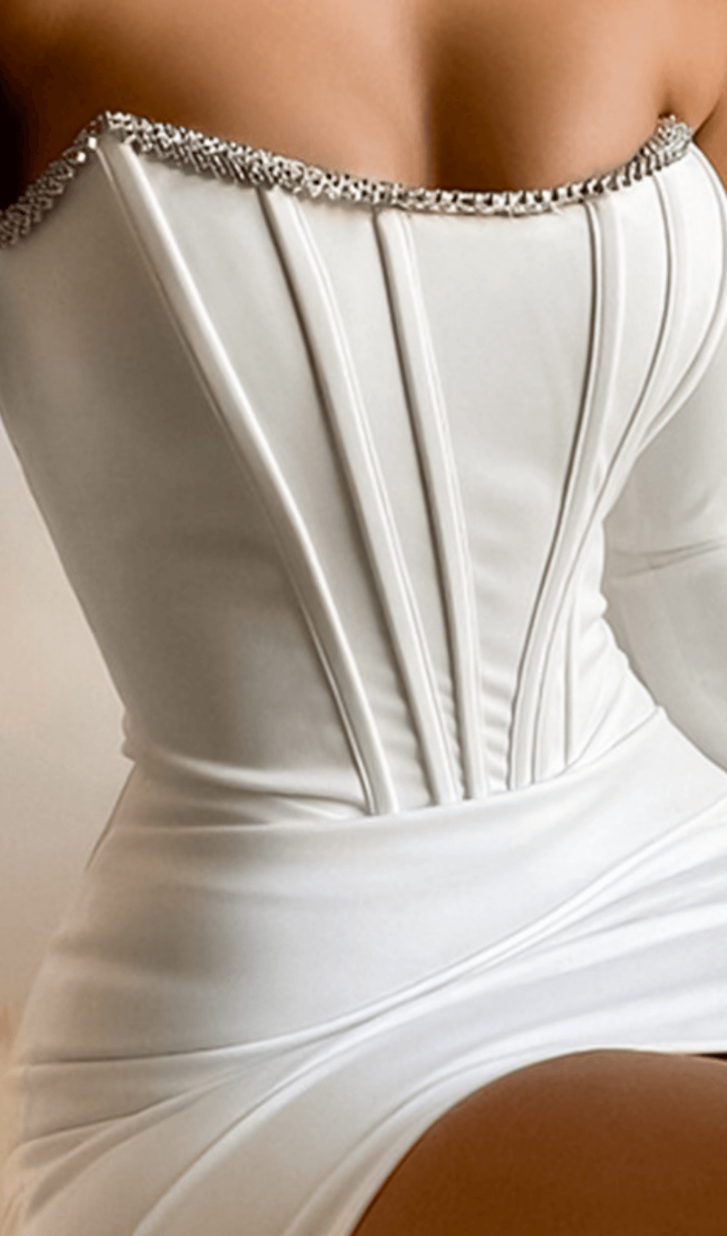 Luxuriöses Kleid mit Ausschnitt und einem Diamanten.