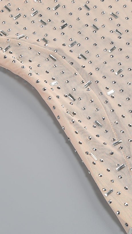 TIEFSCHNITT-NETZKLEID MIT VERZIERUNG UND RÜSCHEN 